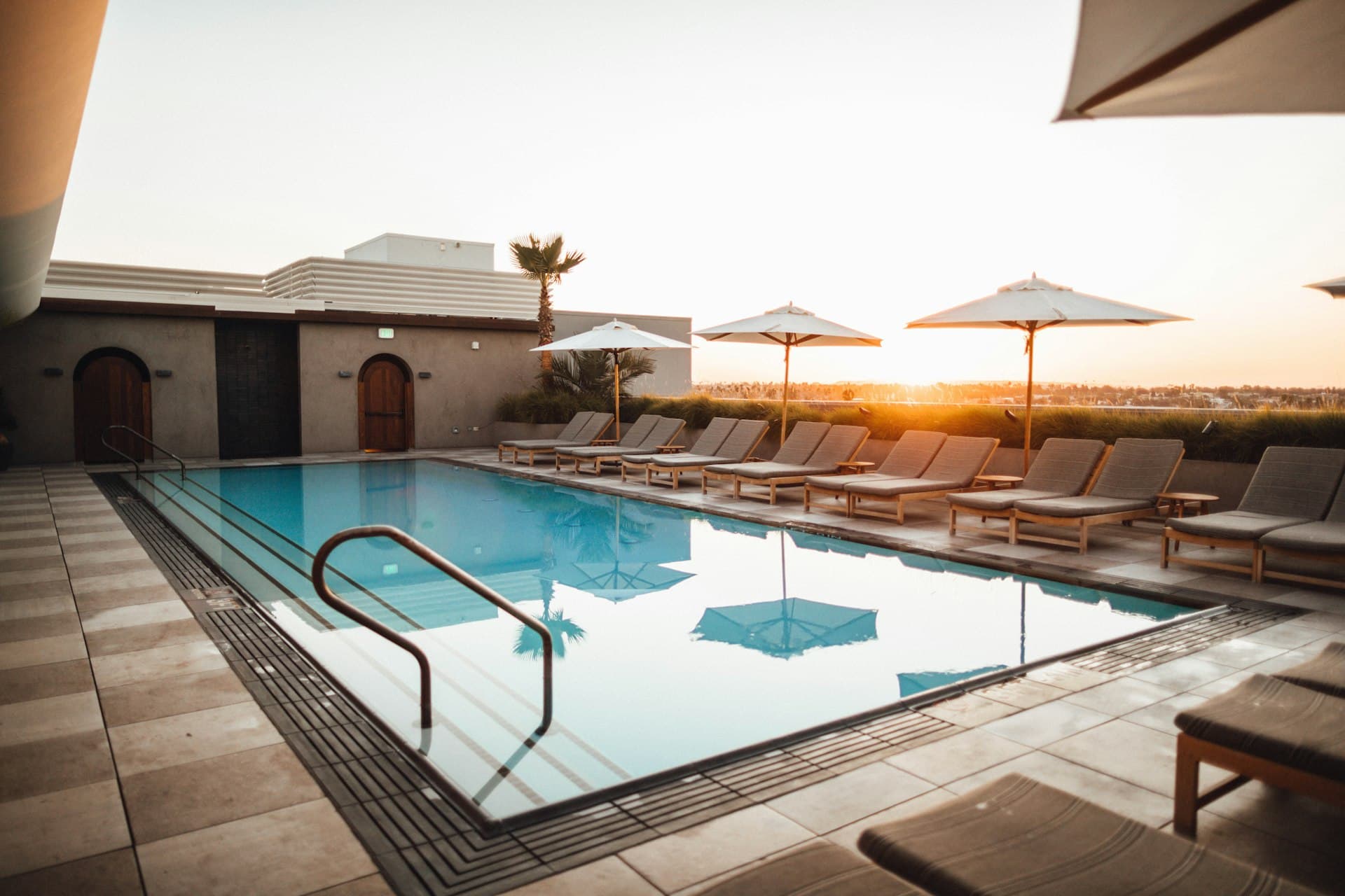 Piscina de luxo com água cristalina tratada pela Vitor Piscinas em Fortaleza