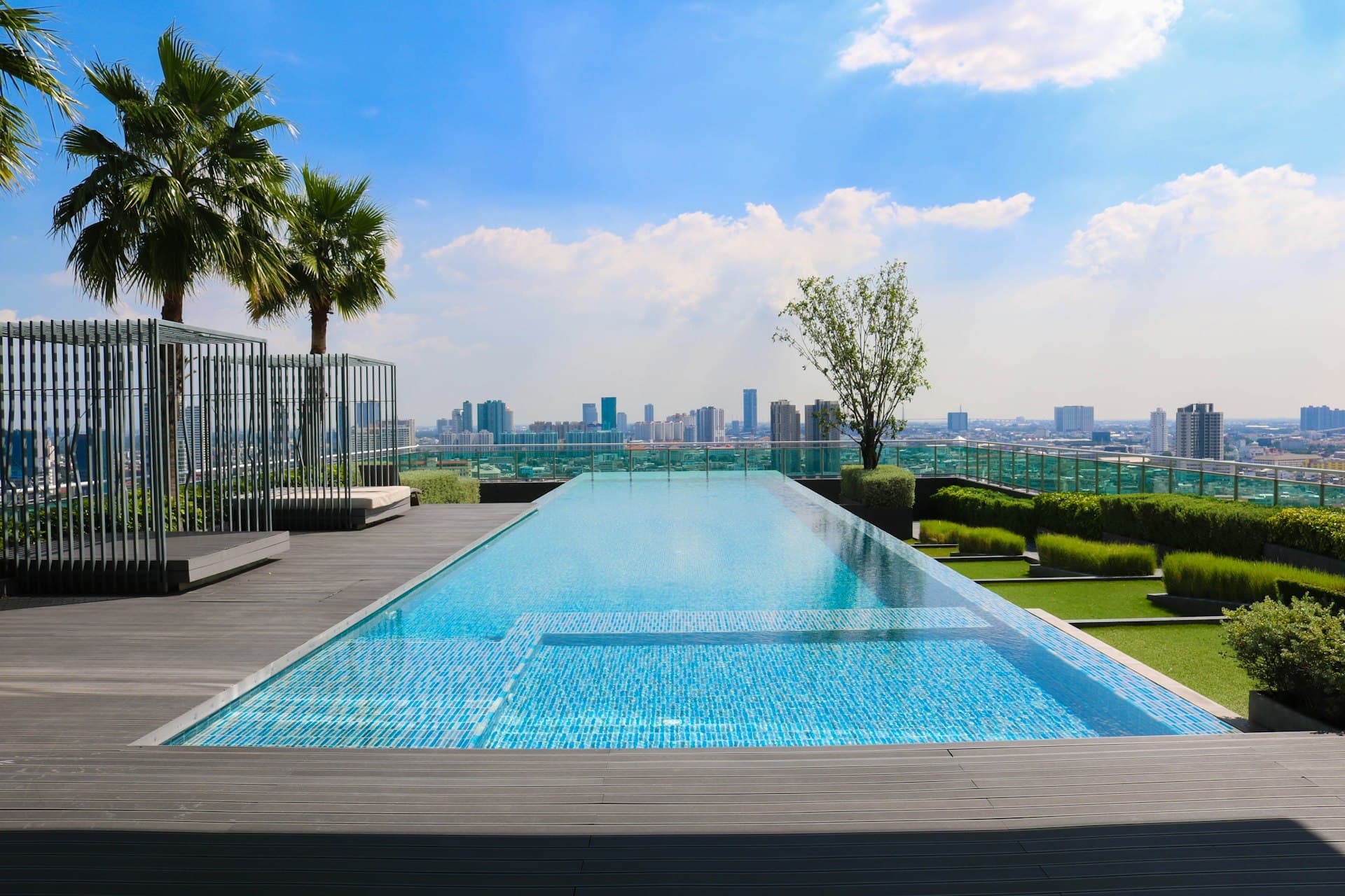 Piscina de luxo ao entardecer tratada pela Vitor Piscinas